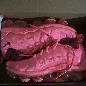 W Air Vapormax Plus pink